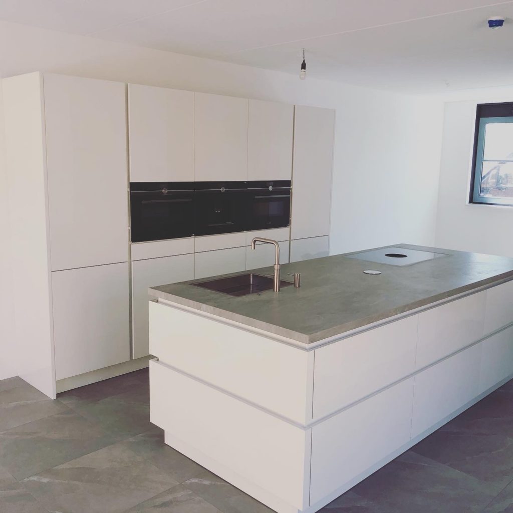 Witte keuken met kookeiland