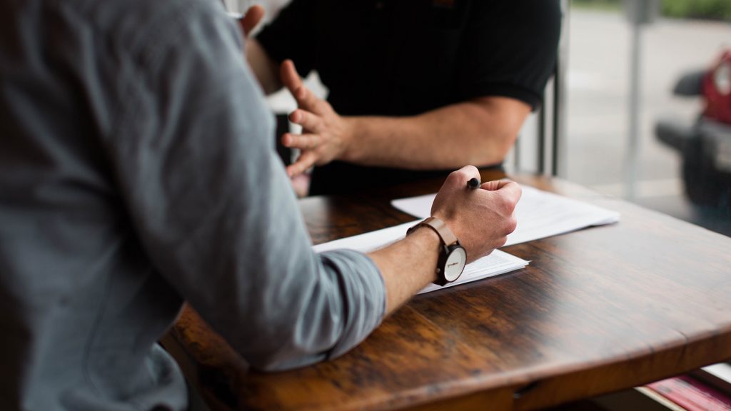 Keukenontwerp wordt aan tafel besproken